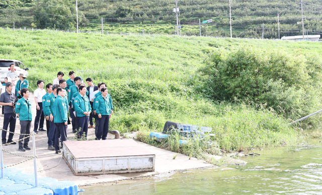 박완수 경남도지사를 비롯한 경남도 관계자들이 조류경보 발령 중인 낙동강 창녕 함안보를 찾은 모습. 사진제공=경남도