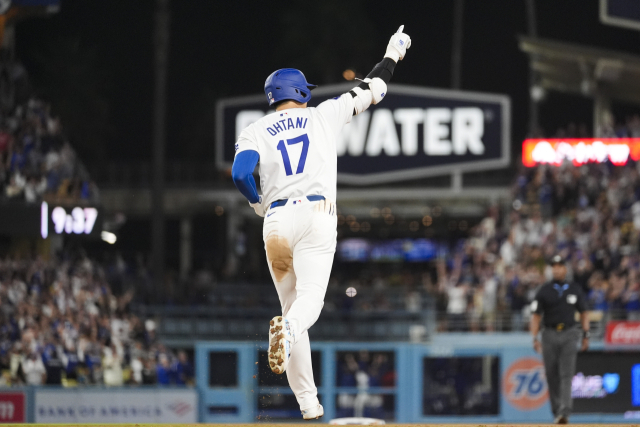 오타니 쇼헤이가 MLB 템파베이 레이스와의 홈 경기에서 ‘40홈런-40도루’ 기록 달성을 확정 짓는 만루 홈런을 날리고 그라운드를 돌고 있다. AP연합뉴스