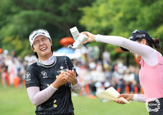 박지영이 25일 한화 클래식에서 우승을 확정한 뒤 동료 선수들로부터 축하 물세례를 받고 있다. 사진 제공=KLPGA