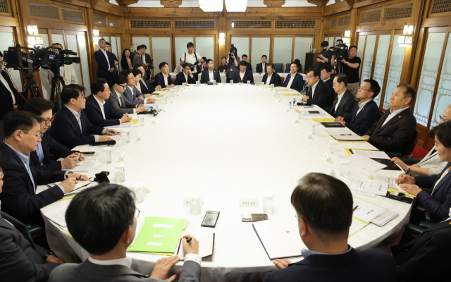 정진석 대통령 비서실장이 25일 서울 종로구 삼청동 총리공관에서 열린 고위당정협의회에서 발언하고 있다. 연합뉴스