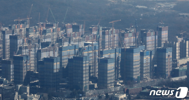 서울 송파구 롯데월드타워 전망대 서울스카이에서 바라본 올림픽파크포레온 건설 현장 모습. 뉴스1