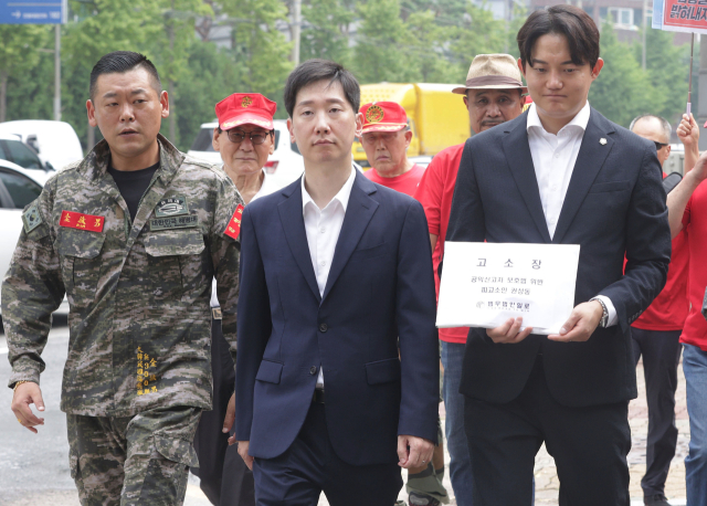 김규현 변호사(왼쪽 두번째)가 26일 오전 서울 영등포구 영등포경찰서 앞에서 '공익신고자 보호법 위반 관련 국민의힘 권성동 의원 고소장 제출'을 위해 민원실로 향하고 있다.연합뉴스