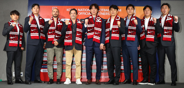 홍명보 축구 대표팀 감독과 코칭스태프들이 26일 서울 종로구 축구회관에서 기념 촬영을 하고 있다. 왼쪽부터 이재홍 코치, 정현규 코치, 치아구 마이아 전술분석 코치, 주앙 아로소 수석코치, 홍 감독, 박건하 코치, 김동진 코치, 김진규 코치, 양영민 골키퍼 코치. 연합뉴스