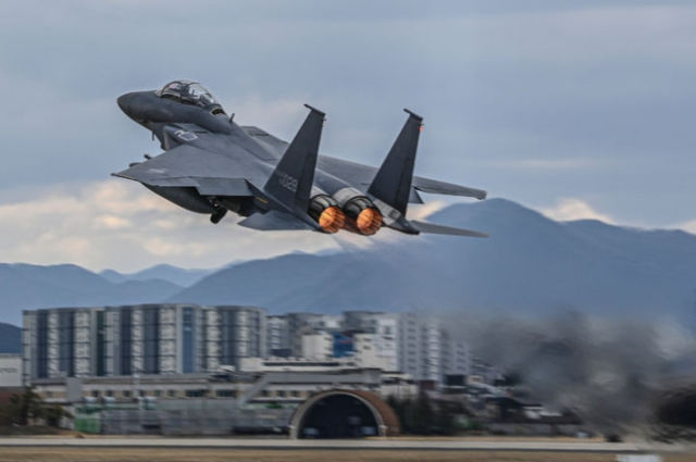 공군 제11전투비행단 소속 F-15K가 대구기지에서 힘차게 이륙하고 있다. 사진 제공=공군