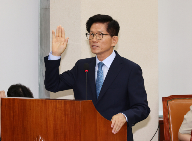 김문수 고용노동부 장관 후보자가 26일 국회에서 열린 인사청문회에서 선서를 하고 있다. 연합뉴스