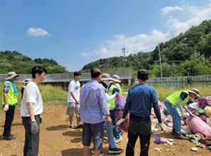 체감온도 35도 넘는데…폭염 속 공무원들이 '2t 쓰레기' 뒤진 이유는