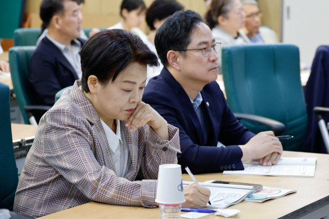 국민의힘 연금개혁특별위원장을 맡고 있는 박수영(오른쪽) 의원과 윤희숙 전 의원이 26일 국회에서 열린 ‘국민연금 개혁’ 토론회에서 참석자들의 발제를 듣고 있다. 뉴스1