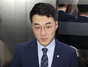 '코인 의혹' 김남국 "윗선의 '검은 세력'에 의한 지시"…불구속 기소에 강력 반발