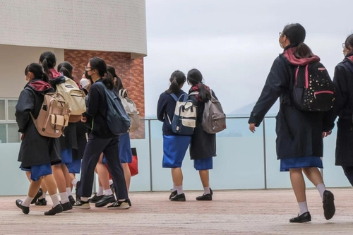 '남녀 둘만 있다 성충동 느끼면 배드민턴 쳐라'…중학생 성교육 교재에 발칵 뒤집혔다