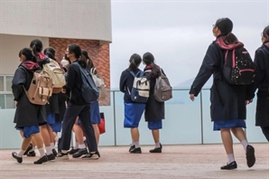 "남녀 둘만 있다 성충동 느끼면 배드민턴 쳐라"…중학생 성교육 교재에 발칵 뒤집혔다