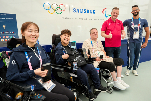 (왼쪽부터) 강선희, 정소영(이상 대한민국, 보치아), 커트 부스크 (덴마크, 휠체어 럭비) 선수와 앤드류 파슨스 IPC 위원장, 조르당 루스(프랑스, 휠체어 농구) 선수가 2024 파리 올림픽·패럴림픽 선수촌에 마련된 삼성 올림픽 체험관에서 기념 촬영을 하고 있다. 사진 제공=삼성전자