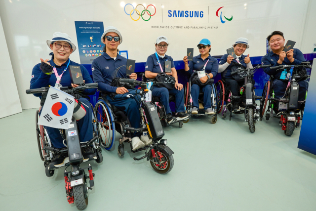 대한민국 장애인 양궁 대표팀 선수들이 2024 파리 올림픽·패럴림픽 선수촌에 마련된 삼성 올림픽 체험관에서 기념 촬영을 하고 있다. 사진 제공=삼성전자