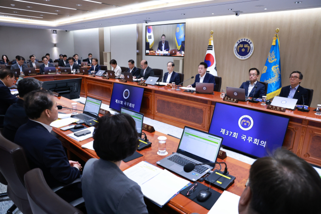 윤석열 대통령이 27일 서울 용산 대통령실 청사에서 국무회의를 주재하고 있다.연합뉴스