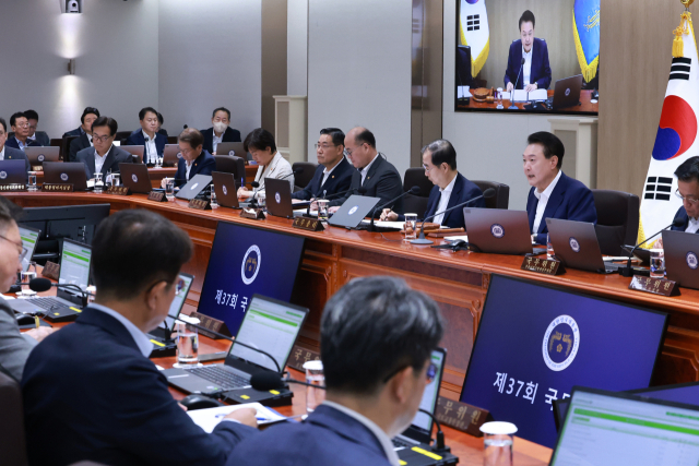 윤석열 대통령이 27일 서울 용산 대통령실 청사에서 열린 국무회의에서 발언하고 있다. 연합뉴스