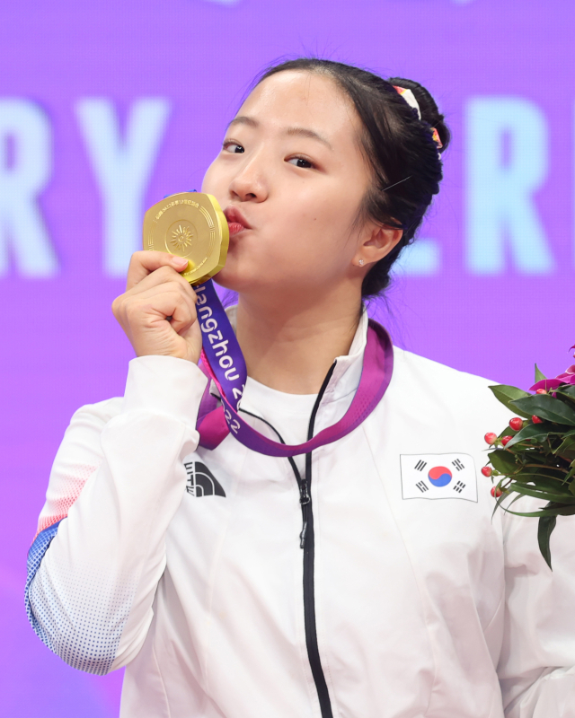 신유빈 선수가 메달을 들고 포즈를 취하고 있다. 사진제공=bhc