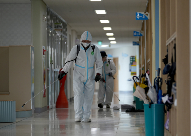 27일 오후 대구 달성군 대구강림초등학교에서 대구학교안전공제회 관계자들이 코로나19 재확산 방지를 위해 방역을 실시하고 있다. 연합뉴스