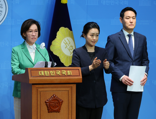 이인선 국회 여성가족위원회 위원장이 27일 오후 서울 여의도 국회 소통관에서 불법합성물인 딥페이크 유포 범죄 관련 기자회견을 하고 있다. 연합뉴스