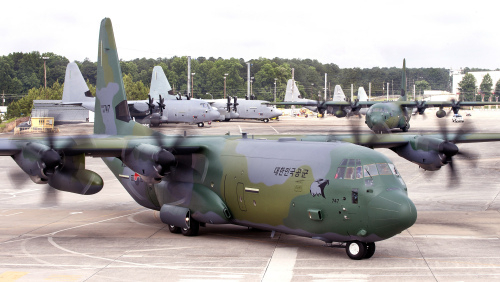 공군 ‘C-130J’ 다목적수송기가 비행을 위해 활주로에서 이륙준비를 하고 있다. 사진 제공=공군