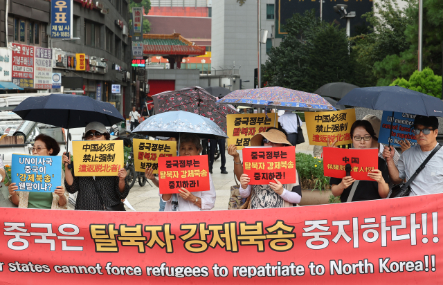 5일 서울 중구 주한중국대사관 앞에서 북한제대로알기클럽 회원들이 중국에 탈북자 강제북송 중지를 촉구하며 기자회견을 하고 있다. 연합뉴스