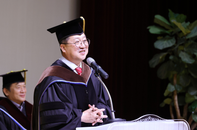 이장우 대전시장이 배재대로부터 명예 경제학 박사학위를 수여하고 인사말을 하고 있다. 사진제공=대전시