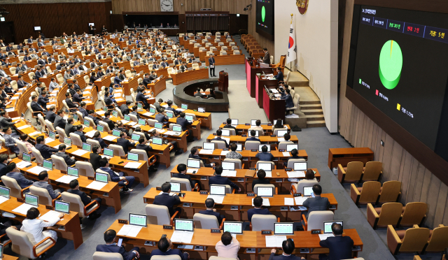 28일 국회 본회의에서 진료지원(PA) 간호사의 법적 근거를 마련한 '간호법'이 통과되고 있다. 이날 본회의에서는 22대 국회 개원 이후 처음으로 여야가 합의로 민생 법안을 처리했다. 오승현 기자