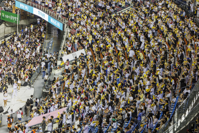 28일 오후 서울 잠실야구장에서 열린 프로야구 LG와 kt의 경기를 찾은 시민들이 열띤 응원을 펼치고 있다. 한국 프로야구는 역대 한 시즌 최다 관중 신기록인 900만 관중 돌파를 눈앞에 두고 있다. 연합뉴스