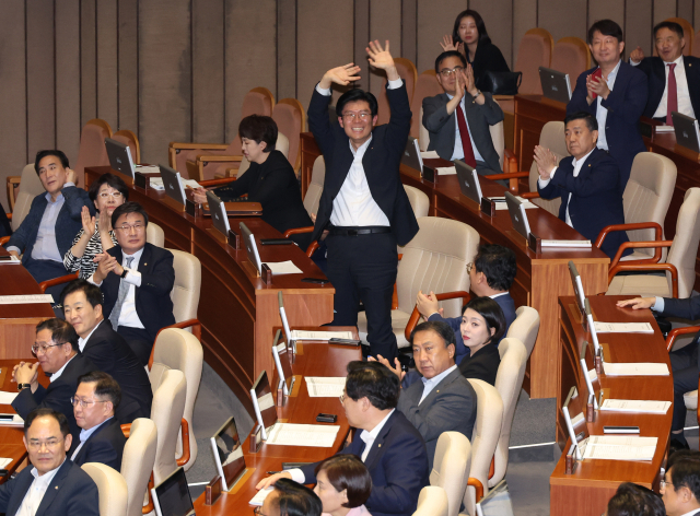 28일 국회 본회의에서 국민의힘 의원들이 방청하러 온 학생들을 향해 손을 흔들고 있다. 연합뉴스