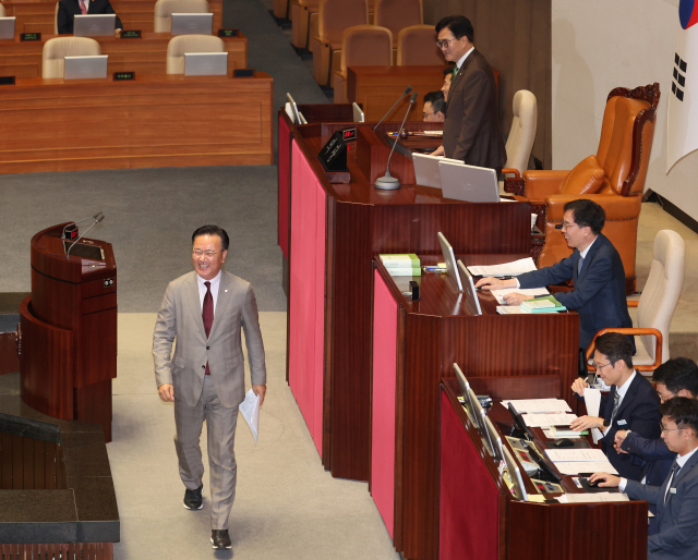 28일 오후 국회 본회의에서 법제사법위원회 여당 간사인 국민의힘 유상범 의원이 '구하라법'(민법 개정안)의 제안 설명을 하기 위해 발언대에 섰다가 인사하는 걸 못봤다는 우원식 국회의장의 말에 다시 인사를 하겠다며 발언대에서 내려오고 있다. 연합뉴스