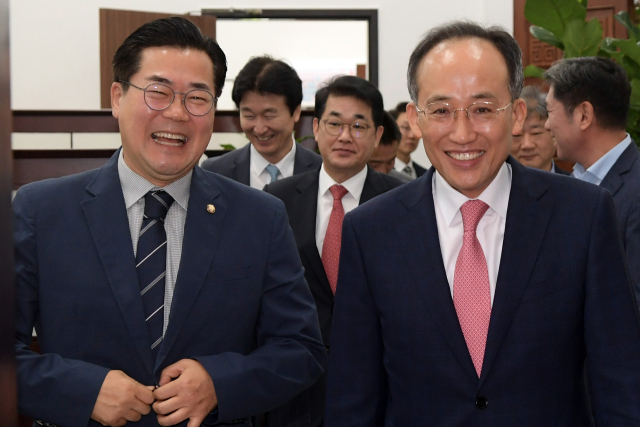 추경호 국민의힘 원내대표와 박찬대 더불어민주당 원내대표가 28일 국회에서 열린 여야 원내대표 회동에 입장하고 있다. 연합뉴스