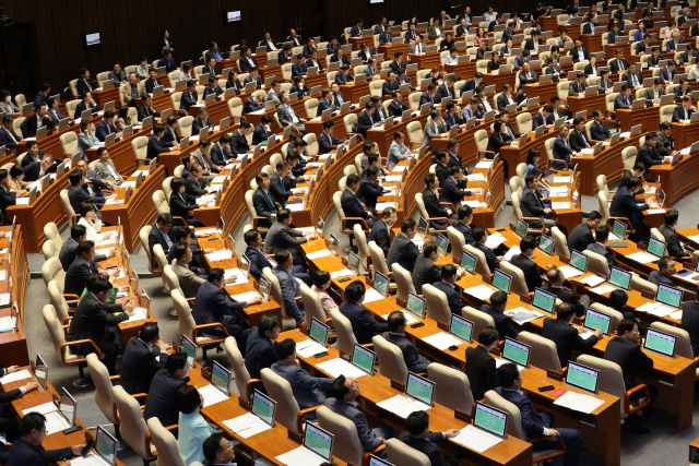 28일 오후 구하라법, 전세사기특별법 등 민생 법안을 처리 중인 본회의장의 여야 의원석이 빈자리 없이 꽉 차 있다. 연합뉴스