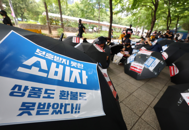 티몬·위메프 정산 지연 사태 피해자들이 이달 25일 서울 영등포구 금융감독원 앞에서 검은 우산 집회를 열고 피해자 구제 특별법 제정 등을 촉구하고 있다. 연합뉴스