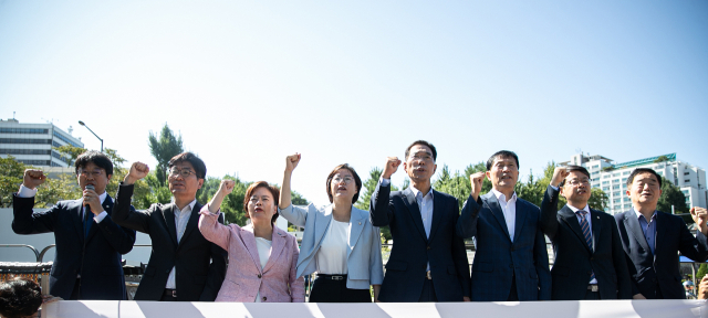 김주영 더불어민주당 의원을 비롯한 야당 의원들이 28일 오전 서울 용산구 전쟁기념관 앞에서 김문수 고용노동부 장관 후보자 지명 철회 촉구 야 7당 긴급 합동기자회견을 하고 있다. 뉴스1