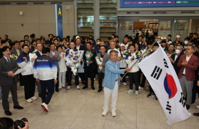 이기흥 대한체육회장이 8월 13일 오후 인천국제공항 제2여객터미널 로비에서 진행된 파리올림픽 해단식에서 태극기를 흔들고 있다. 이날 대한체육회가 해단식 장소를 예고 없이 변경해 논란이 됐다. 연합뉴스