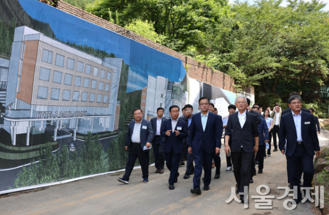 유인촌 문화체육관광부 장관(오른쪽 두 번째)과 최상목 부총리 겸 기획재정부 장관(가운데)이 8월 6일 충북 단양 소백산 유스호스텔 일원 단양 다리안 관광지 활성화 사업대상지를 둘러보고 있다. 사진 제공=문체부