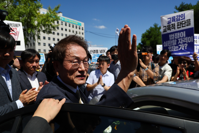 조희연 서울시교육감이 29일 서울시 교육청을 나서며 손을 흔들고 있다. 연합뉴스