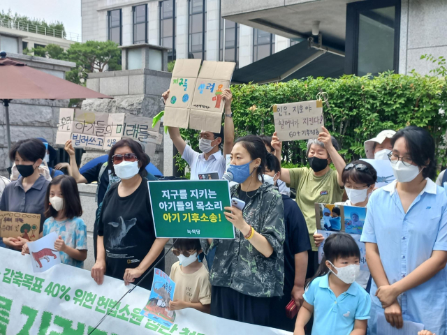 지난 2022년 6월 ‘아기 기후소송’을 제기한 녹색당 관계자들과 시민들. /사진=녹색당