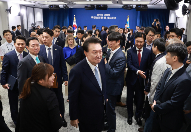 윤석열 대통령이 29일 오전 서울 용산 대통령실 청사 브리핑실에서 '국정브리핑 및 기자회견'을 마친 뒤 취재진과 인사하며 브리핑실을 떠나고 있다. 연합뉴스