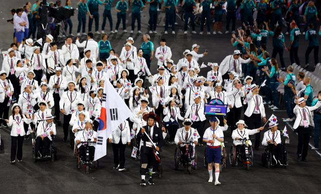 기수 최용범을 필두로 2024 파리 패럴림픽 개회식장 안으로 들어오고 있는 한국 선수단. 로이터연합뉴스