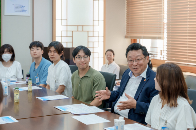 주형환(오른쪽 두번째) 저출산고령사회위원회 부위원장이 29일 정부서울청사에서 한·일 학생단을 만나 대화하고 있다. 사진제공=저고위