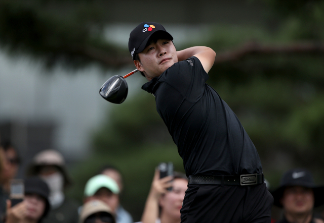 김민규가 29일 렉서스 마스터즈 1라운드 1번 홀에서 티샷을 하고 있다. 사진 제공=KPGA