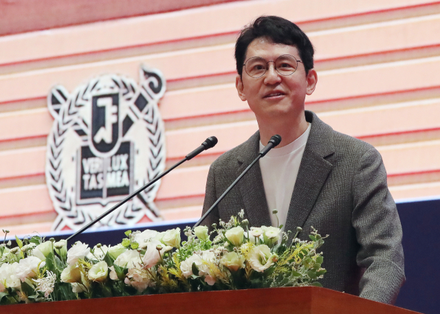 김준구 네이버웹툰 대표가 29일 관악구 서울대학교에서 열린 제78회 후기 학위수여식에서 축사를 하고 있다. 뉴스1