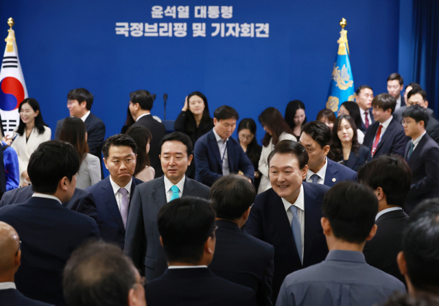 윤석열 대통령이 29일 오전 서울 용산 대통령실 청사 브리핑실에서 ‘국정 브리핑 및 기자회견’을 마친 뒤 취재진과 인사하고 있다. 연합뉴스