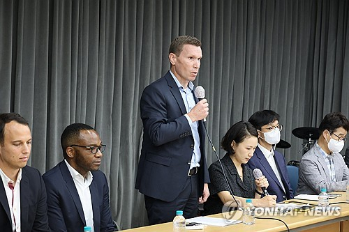 마티아스 바이틀 메르세데스-벤츠코리아 사장이 지난 14일 오후 인천시 서구 청라동 한 교회에서 전기차 화재 피해 주민들과 간담회를 하고 있다. 사진 제공=이용우 의원실