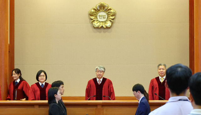 이종석 헌법재판소장을 비롯한 헌법재판관들이 29일 헌법소원·위헌법률 심판이 열린 서울 종로구 헌법재판소 심판정에 입장해 착석하고 있다. 연합뉴스