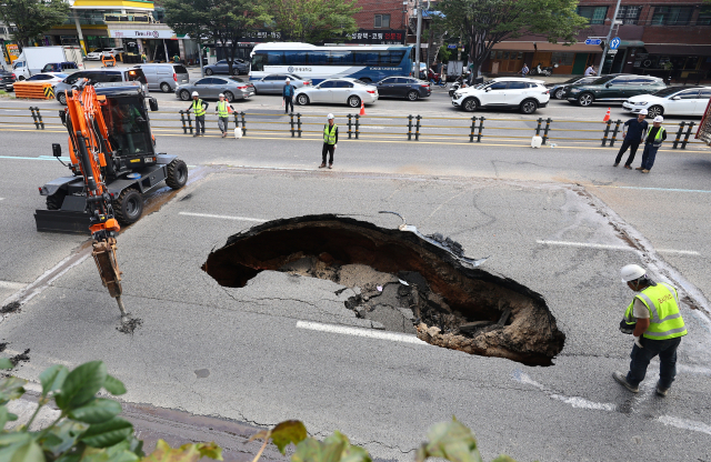 지난 29일 오전 서울 서대문구 연희동 성산로 땅 꺼짐 사고 현장에서 복구작업이 이루어지고 있다. 연합뉴스