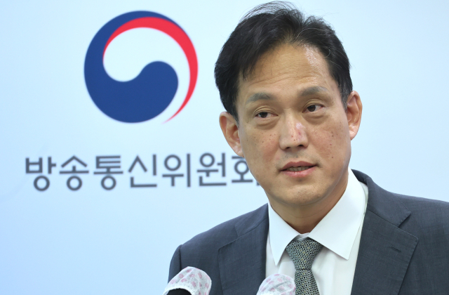 김태규 방통위원장 직무대행이 30일 정부과천청사 방송통신위원회에서 국회 과방위의 감사원 감사요구 의결과 관련해 입장문을 발표하고 있다. 연합뉴스