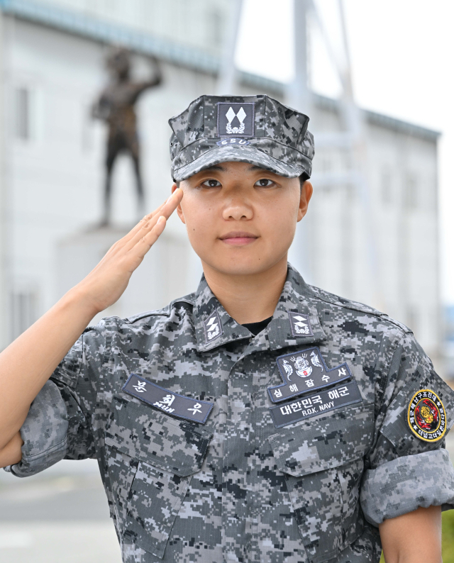 '까까머리'로 남군과 똑같이 훈련…'첫 여군 심해잠수사' 타이틀 꿰찬 그녀는