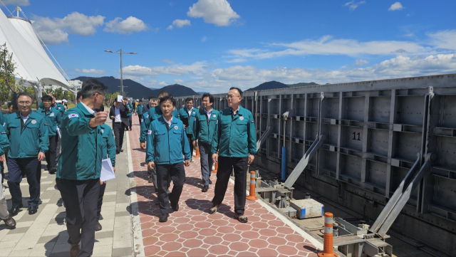 경남도가 행안부, 해수부와 창원시 마산합포구 마산항 재해 방지시설을 점검하고 있다. 사진제공=경남도