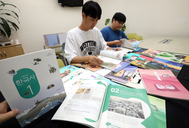 새 교육과정(2022개정 교육과정) 적용으로 내년부터 학교 현장에서 사용할 새 중학교 역사·고등학교 한국사 교과서의 검정 결과가 공개됐다. 세종=연합뉴스