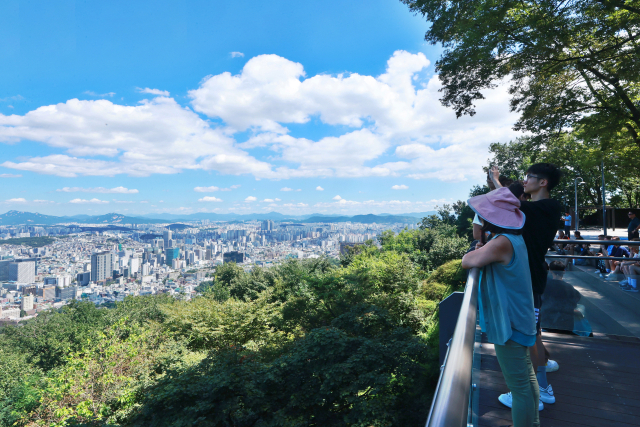 맑은 날씨를 보이는 30일 서울 남산에서 시민 및 관광객들이 휴식을 취하고 있다.연합뉴스